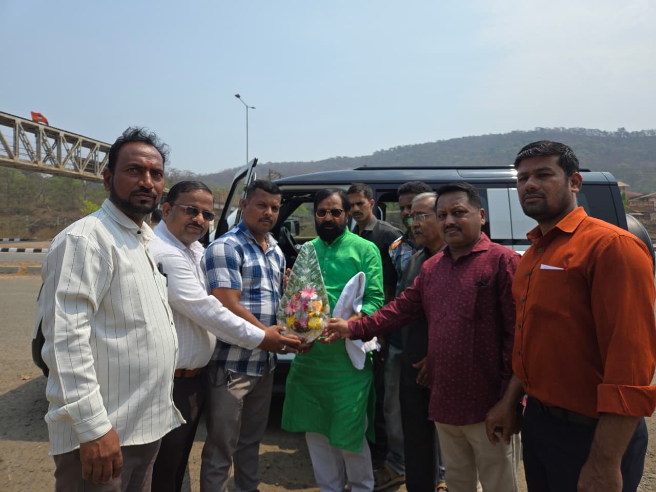 नागोठण्यात नामदार भरतशेठ गोगावले यांचे जल्लोषात स्वागत; कार्यकर्त्यांचा उत्स्फूर्त प्रतिसाद मुंबई-गोवा महामार्गावरील थांब्यात कार्यकर्त्यांशी संवाद, विविध विषयांवर चर्चा